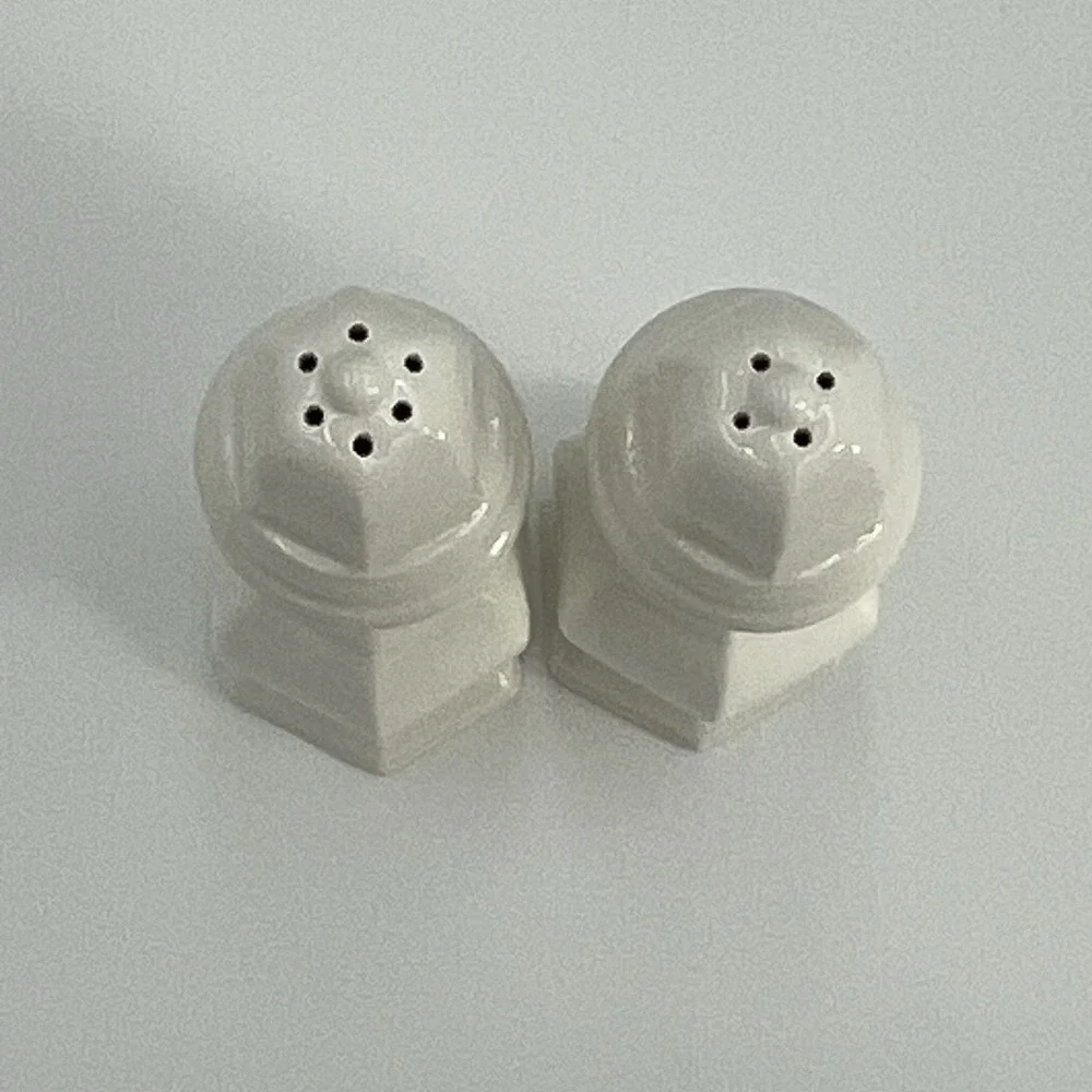 White elegant salt and pepper‎ 5